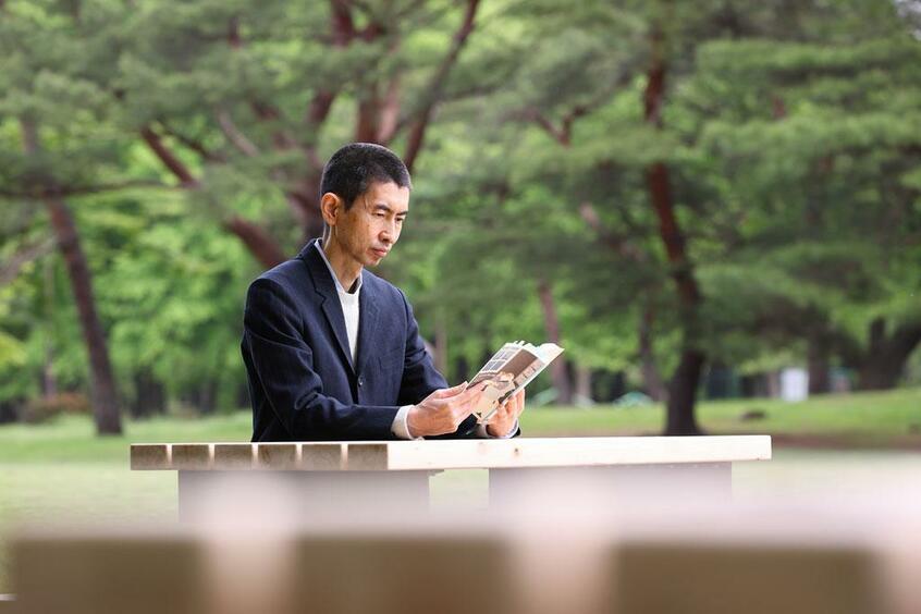 医学書院・白石は「頭木さんは対象への“うっとり力”がスゴい。たとえばカフカに魂を奪われるような。でも書くときは理系の頭で明快で、尾ひれを付けないのがいい」と話す(撮影/松永卓也)