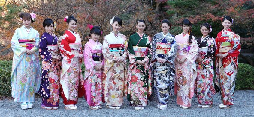 晴れ着姿を披露した藤田ニコルや剛力彩芽、武井咲ら。注目される「美の総合商社」のお笑い部門とは？（ｃ）朝日新聞社