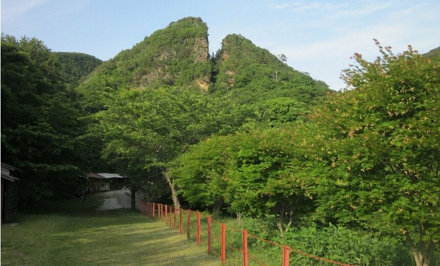 佐渡鉱山の象徴となっている「道遊の割戸」＝新潟県佐渡市（2024年5月撮影）