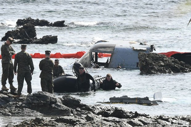 オスプレイの残骸が散らばる海岸。事故の調査は日米地位協定により米軍に委ねられていて、日本側は加われない　（ｃ）朝日新聞社