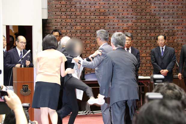 日大学長会見に女性が乱入。危機管理の甘さを露呈することに……