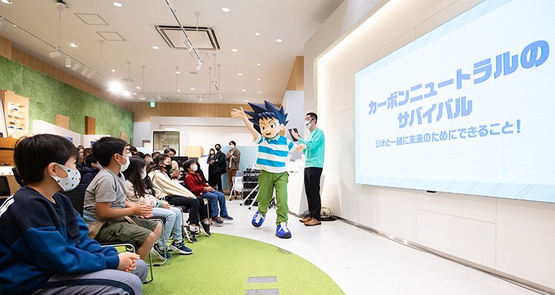 司会の「ジュニアエラ」「AERA with Kids」の鈴木顕編集長に名前を呼ばれて手を振りながら登場するジオと、初対面で緊張気味の子どもたち
