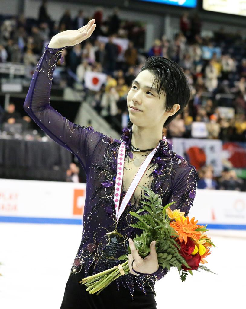 スケートカナダで優勝し、会場のファンの声援に応える羽生結弦　（ｃ）朝日新聞社