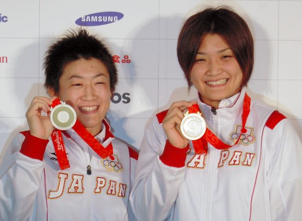 北京五輪で獲得したメダルを掲げる伊調千春さん（左）と馨（かおり）さん＝２００８年８月　(c)朝日新聞社＠＠写禁