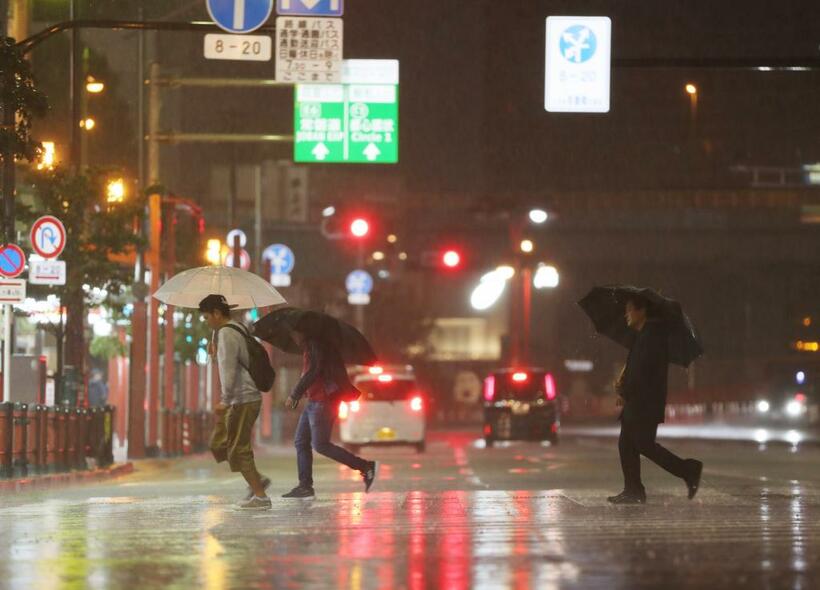 猛雨の中、浅草寺近くの横断歩道を歩く人たち（ｃ）朝日新聞社