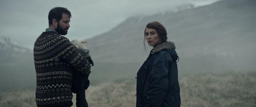 アイスランド映画には「馬々と人間たち」「ひつじ村の兄弟」など人と動物、自然の関わりの濃さを感じさせる作品が多い。「自然がなければ、人間は存在しない。私の考えでは自然は目に見えるものだけでなく、感じるものでもあり、それゆえ超自然的なものと深く結びついています」と監督は言う／ｐｈｏｔｏ（ｃ）２０２１　ＧＯ　ＴＯ　ＳＨＥＥＰ，　ＢＬＡＣＫ　ＳＰＡＲＫ　ＦＩＬＭ　＆ＴＶ，　ＭＡＤＡＮＴＳ，　ＦＩＬＭ　Ｉ　ＶＡＳＴ，　ＣＨＩＭＮＥＹ，　
ＲＡＢＢＩＴ　ＨＯＬＥ　ＡＬＩＣＪＡ　ＧＲＡＷＯＮ－ＪＡＫＳＩＫ，　ＨＥＬＧＩ　ＪＯＨＡＮＮＳＳＯＮ