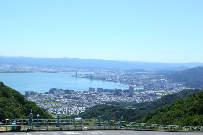 夢見が丘展望台からは、琵琶湖を照らす初日の出が観られる