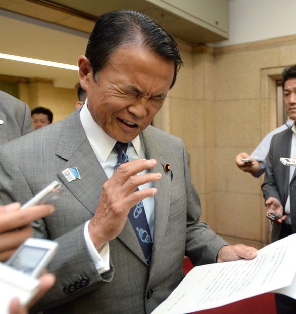 用意した紙を読み上げ、発言撤回を表明する麻生太郎副総理＝１日午前１０時４９分、東京・霞が関の財務省、白井伸洋撮影　（c）朝日新聞社　＠＠写禁