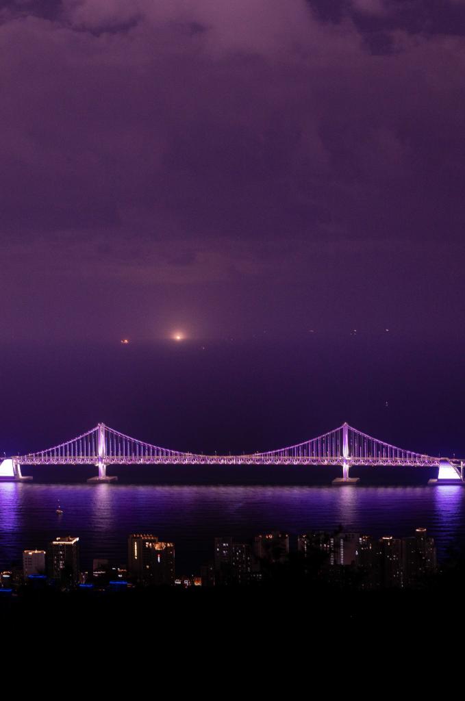 コンサートに合わせ、広安大橋など釜山市内のランドマークがＢＴＳのシンボルカラーの紫色にライトアップされた（ｐｈｏｔｏ　ＢＩＧＨＩＴ　ＭＵＳＩＣ提供）