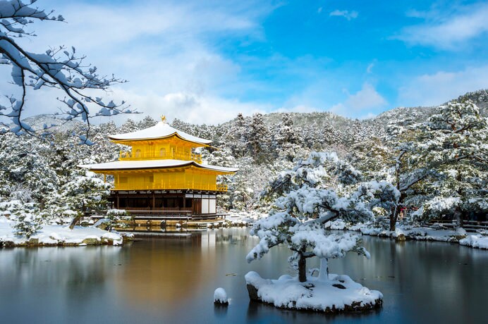 絵画のような美しさ、雪化粧の金閣寺