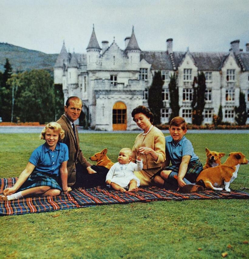 エリザベス女王とフィリップ殿下、子どもたち／１９６０年９月９日、スコットランド東部バルモラル城（写真：Ｗｏｒｌｄ　Ｈｉｓｔｏｒｙ　Ａｒｃｈｉｖｅ／Ａｌａｍｙ　Ｓｔｏｃｋ　Ｐｈｏｔｏ）