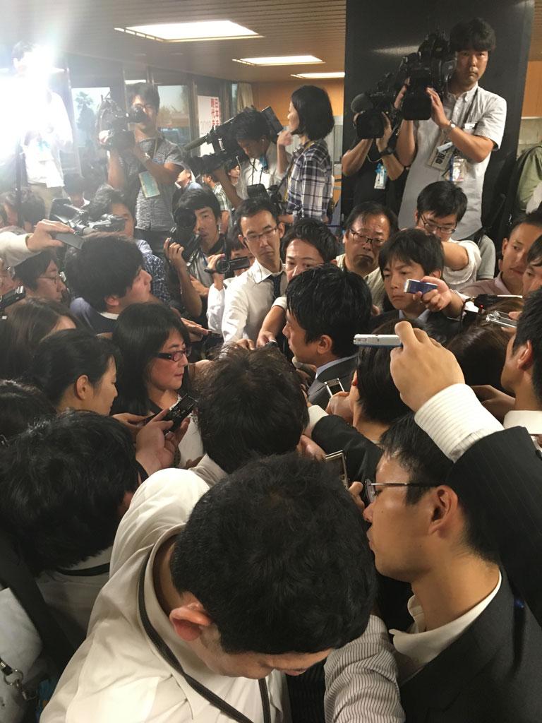 総裁選後、小泉進次郎氏がぶら下がり取材に応じると、現場は記者ですし詰め状態に（撮影／田中将介）