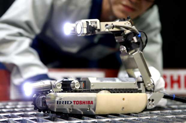 東芝が開発したサソリ型の調査ロボット。ことし２月、福島第一原発２号機に投入されたが、圧力容器の手前で走行不能に。回収は断念された　（ｃ）朝日新聞社