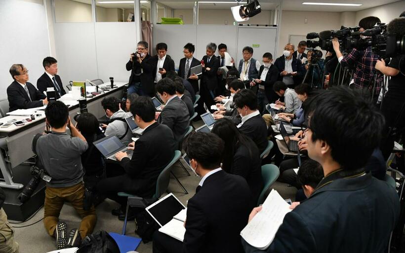 提訴後の会見に集まる大勢の報道関係者ら＝2020年3月18日午後、大阪市内　（ｃ）朝日新聞社