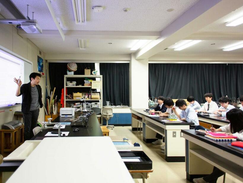 帝京大学中学高校／高３生の「東大・難関国立コース理系クラス」の物理の授業。受験も迫り生徒の表情は真剣そのもの。１６人のうち、６人が女子生徒。最近は理系をめざす女子が増えているという（撮影／岡田晃奈）