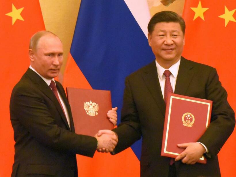 握手するロシアのプーチン大統領（左）と中国の習近平国家主席。ロシアと中国はインターネットの情報統制を強めている　（ｃ）朝日新聞社