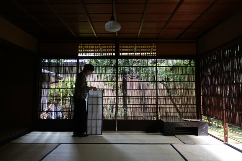 新しい季節を迎えるため襖や障子から建具替えを行う。深みを増した葦戸の色味も手伝い、夏ならではの見通しに。また建具以外にも掛け軸や花を入れ替えて季節の訪れを表現する　※杉本家住宅の写真はいずれも、取材のため特別に許可を得て撮影。二次利用及び転載は不可