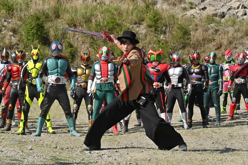 仮面ライダーセイバー・神山飛羽真と歴代仮面ライダー（提供）