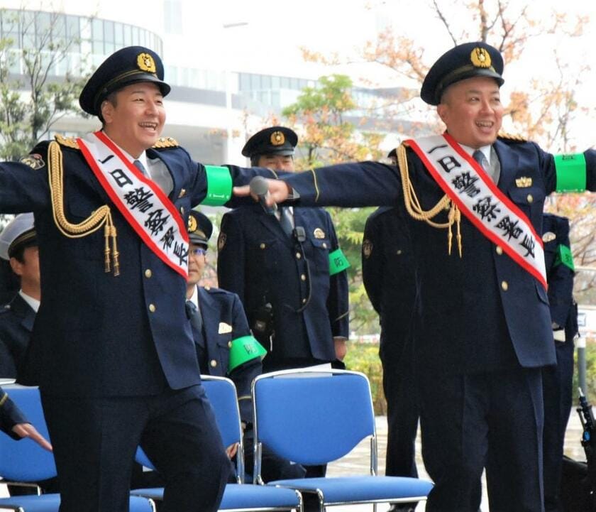 お笑いコンビ・チョコレートプラネット。左から長田庄平、松尾駿