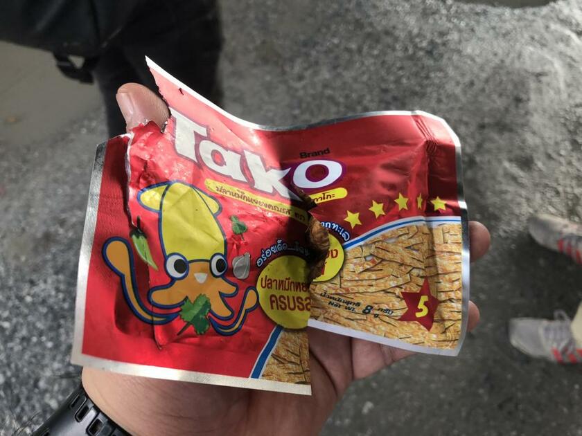 ピーナツが詰め込まれたお菓子の袋には「TAKO」とある。しかし、どう見てもイカである