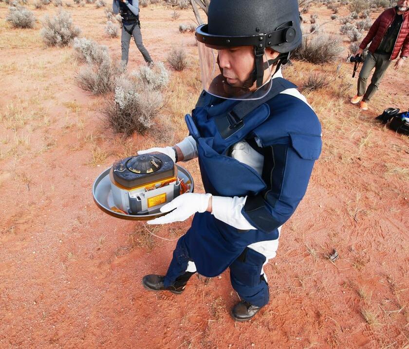 豪州南部の砂漠で回収されたはやぶさ２のカプセル。人類が初めて手にする小惑星内部の物質が入っていると期待される（写真：ＪＡＸＡ提供）