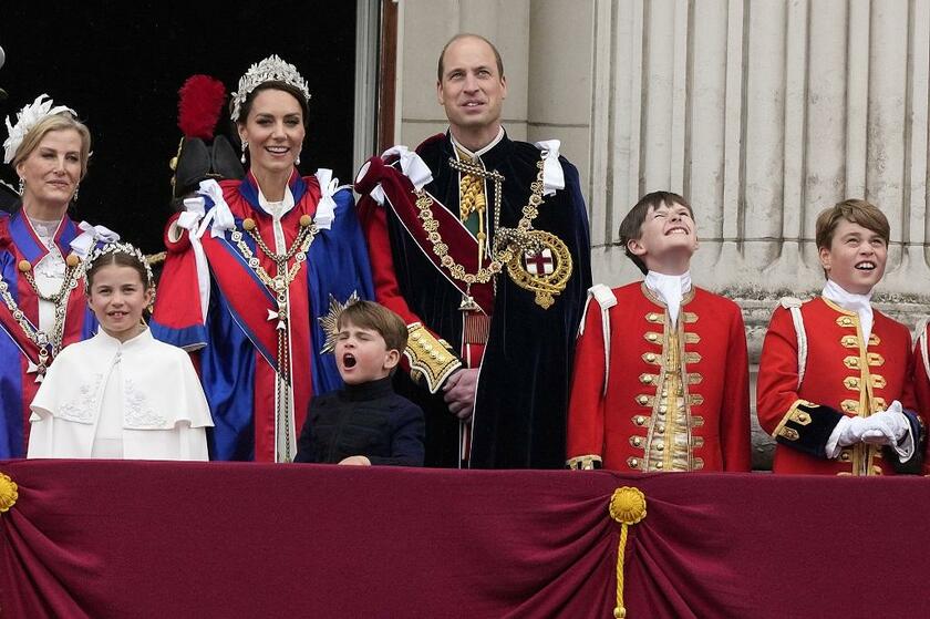 存在感を示したウィリアム皇太子一家に対し、英メディアは「国王一家になる準備ができている」（写真：AP／アフロ）