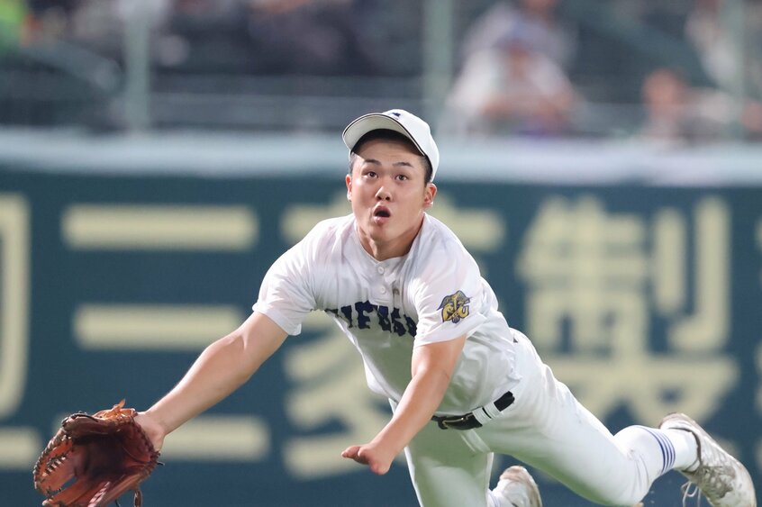 2回戦の東海大熊本星翔戦で左邪飛を捕球しようと飛びつく横山。大会を通して攻守に存在感を放った(撮影/写真映像部・東川哲也)