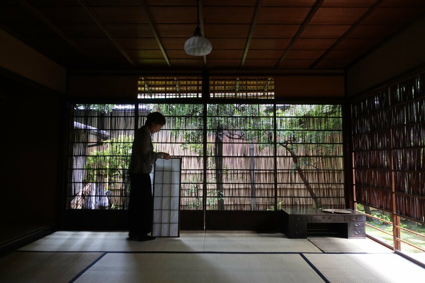 新しい季節を迎えるため襖や障子から建具替えを行う。深みを増した葦戸の色味も手伝い、夏ならではの見通しに。また建具以外にも掛け軸や花を入れ替えて季節の訪れを表現する ※杉本家住宅の写真はいずれも、取材のため特別に許可を得て撮影。二次利用及び転載は不可