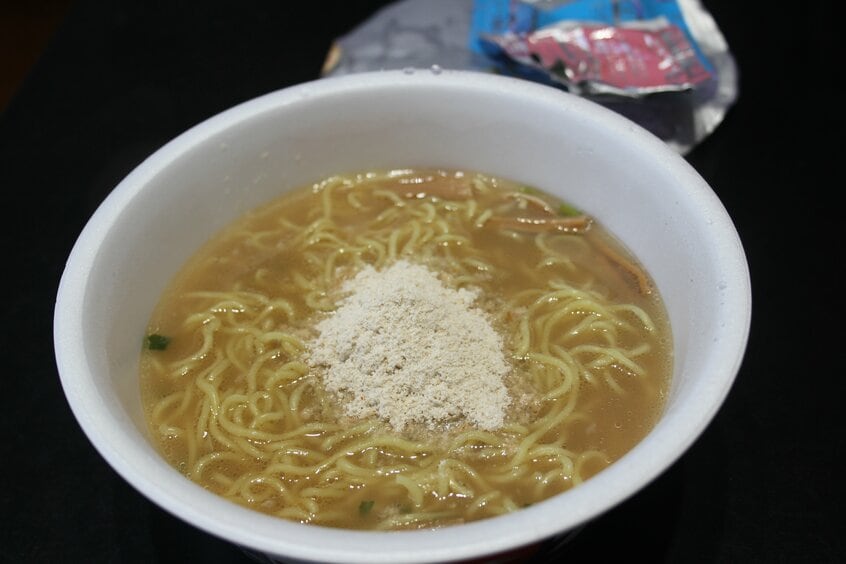 あと入れ粉末スープを投入したことで、より一層スープにトロみが増した。