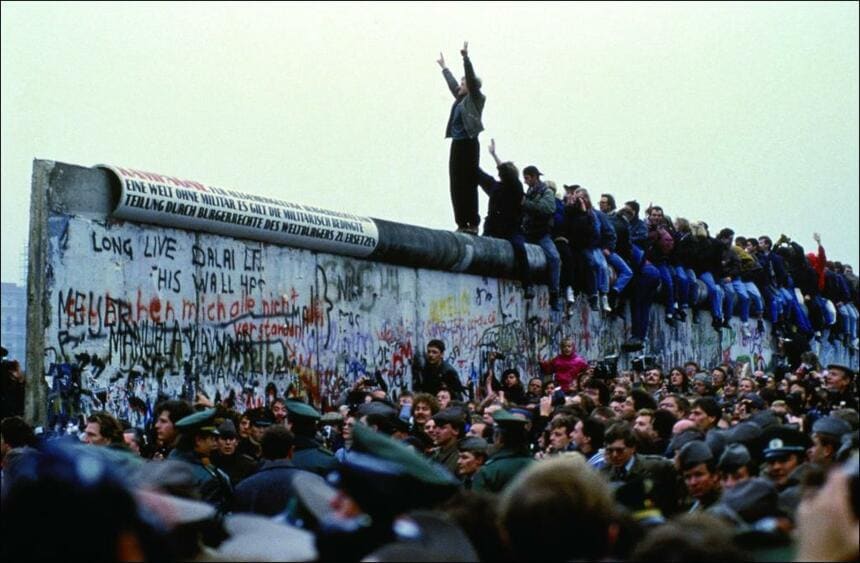 ベルリンの壁崩壊後、壁に群がり喜ぶ民衆たち（写真／gettyimages）
