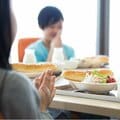 なぜ給食「無償化」で格差くっきり? 渋谷区ではキンメダイ、ある自治体はサケの代わりにサメや深海魚でしのぐ