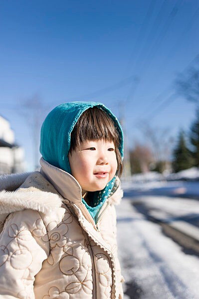 北国の子どもたちは雪道でも転ぶことなく、元気いっぱい！