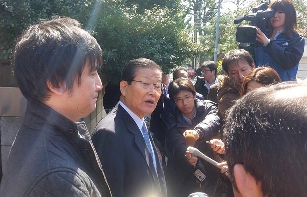 家宅捜索後、報道陣に囲まれる許宗萬議長。日本政府への怒りをあらわにした (c)朝日新聞社 @@写禁