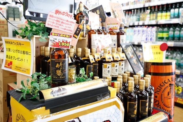 横浜市のＫＹリカー磯子店では、「マッサン」放送開始に合わせ、国産ウイスキー売り場を大幅に拡充した。普段のウイスキー購入層より若干年齢層の低い４０代によく売れているという（撮影／今村拓馬）