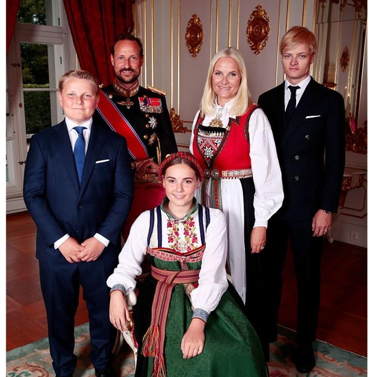 ノルウェー王室の皇太子一家　中央から時計回りに長女のイングリッド・アレクサンドラ王女、スヴェレ・マグヌス王子、ホーコン皇太子、メッテ妃、マリウス２０１９年（C）Getty Images