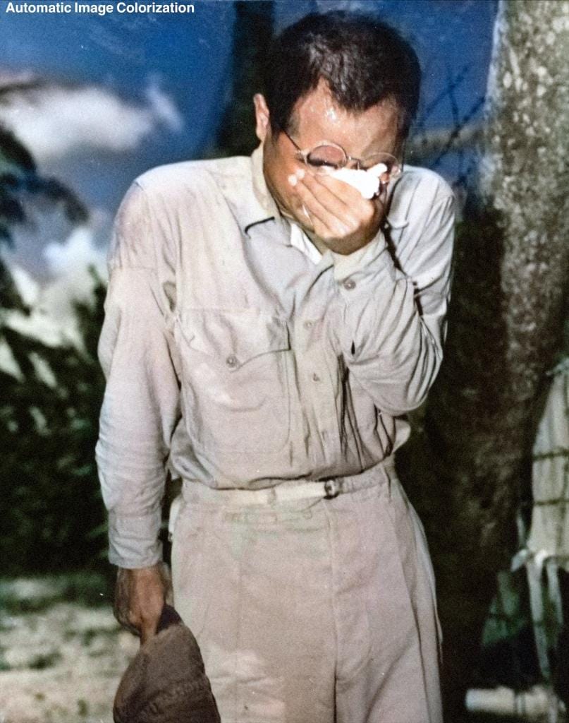 1945年8月15日、玉音放送をラジオで聴き、涙を流す日本軍の捕虜。グアムの収容所で撮影された写真＝渡邉英徳さん提供