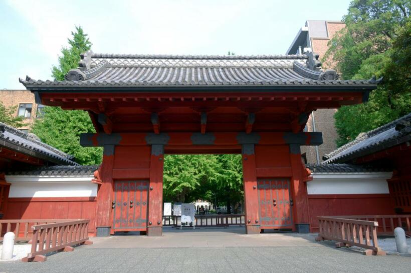 東京大学を象徴する本郷キャンパスの赤門　（ｃ）朝日新聞社