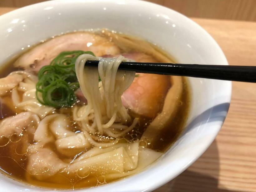 中村麺三郎商店」の「海老ワンタン醤油らぁ麺」は一杯1100円（筆者撮影）