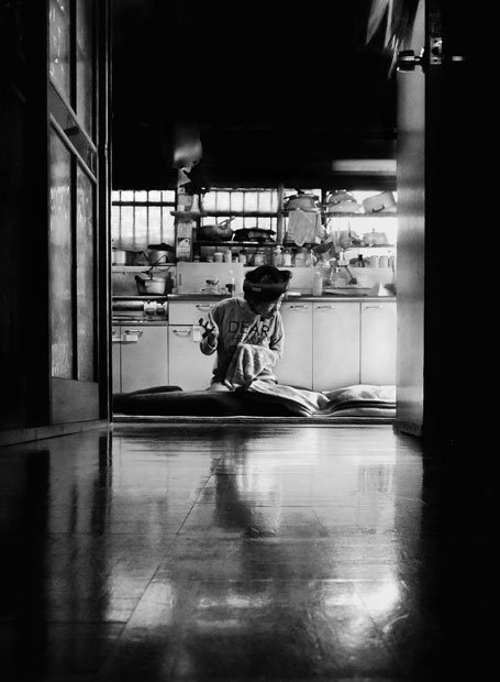 公式確認のきっかけとなった小児性患者の田中実子さん。２０１５年撮影、自宅の台所で（撮影／小柴一良）