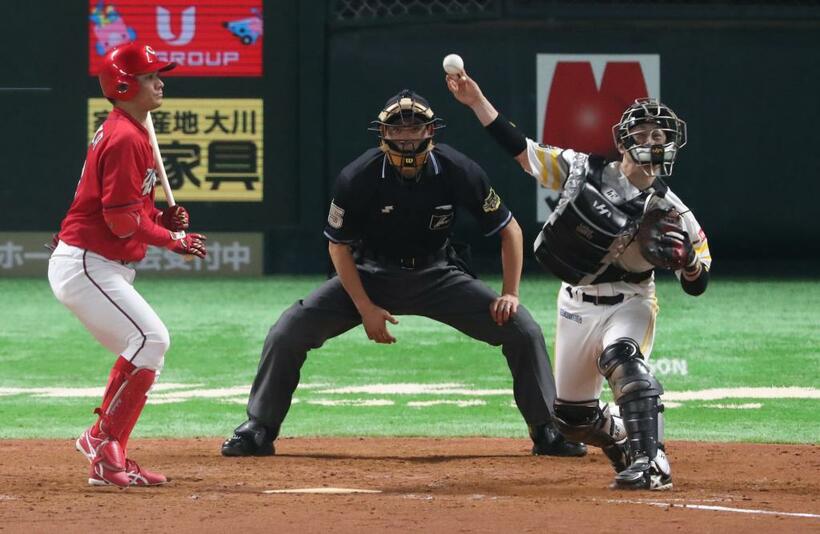 日本シリーズ第４戦。五回表広島２死一塁、打者田中の時、ソフトバンクの捕手甲斐は走者安部の盗塁を防ぐ　（ｃ）朝日新聞社