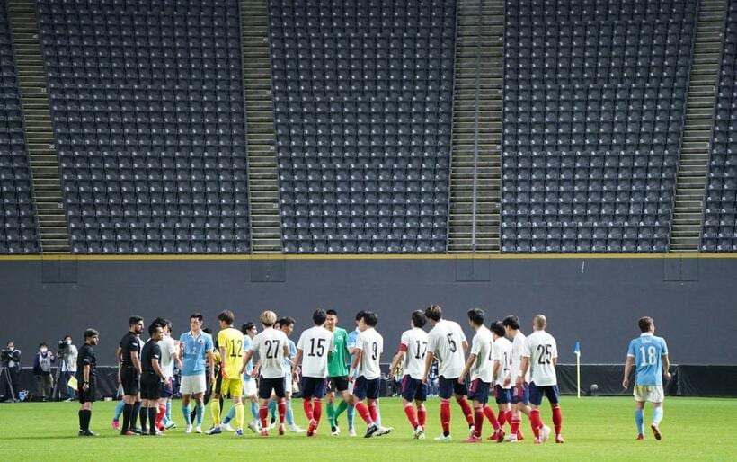 ６月３日、無観客で行われたサッカー日本代表対Ｕ２４日本代表の試合。五輪では各競技の選手にどんな影響を与えるのか（ｃ）朝日新聞社