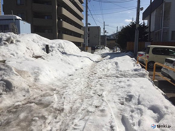 札幌市内も小さな道は…（2017年3月19日）　撮影：日本気象協会北海道支社　岡本肇