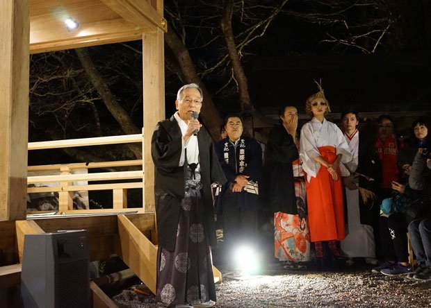 新嘗祭・直会では有志の京都老舗料亭の若き職人たちが腕を振るう。貴船神社の巫女も総出でおにぎりを握る（撮影／森旭彦）