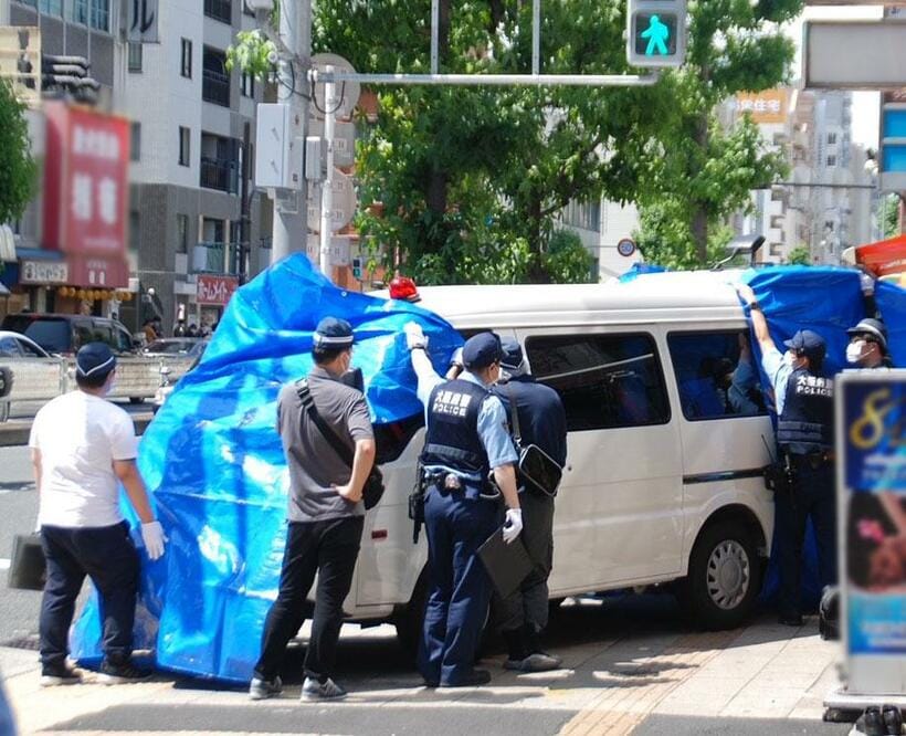 事件現場に警察が来た直後、遺体が搬送された（撮影・今西憲之）