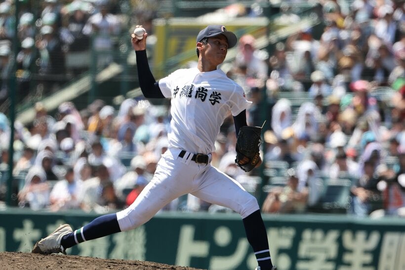 好投リリーフの沖縄尚学・新垣有（撮影／写真映像部・馬場岳人）
