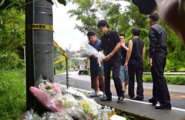 殺害された女性が見つかった現場近くでは、献花に訪れる友人らの姿が見られた／５月２１日、沖縄県恩納村　（ｃ）朝日新聞社