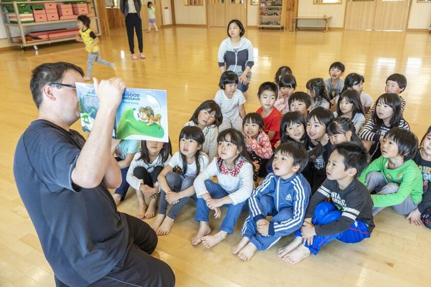 保育料無料の「認定こども園ほろん」。子育ては町の最重要政策で、英語教育も施されている