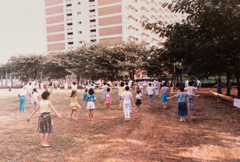 １９９０年に「東糀谷六丁目アパート」で開催された夏のラジオ体操（自治会長提供写真）
