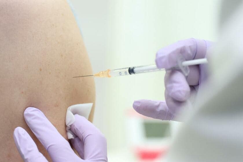 新型コロナウイルスワクチンの接種(c)朝日新聞社
