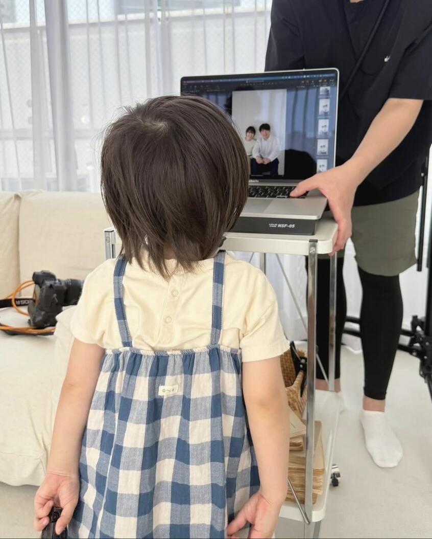 夫婦の仕事についてきてくれたという濱口さんの息子くん(濱口優さんのインスタグラムより)